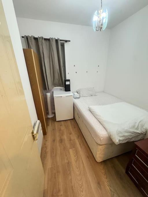 Private Double Bedroom In Hounslow Near Heathrow London Kültér fotó